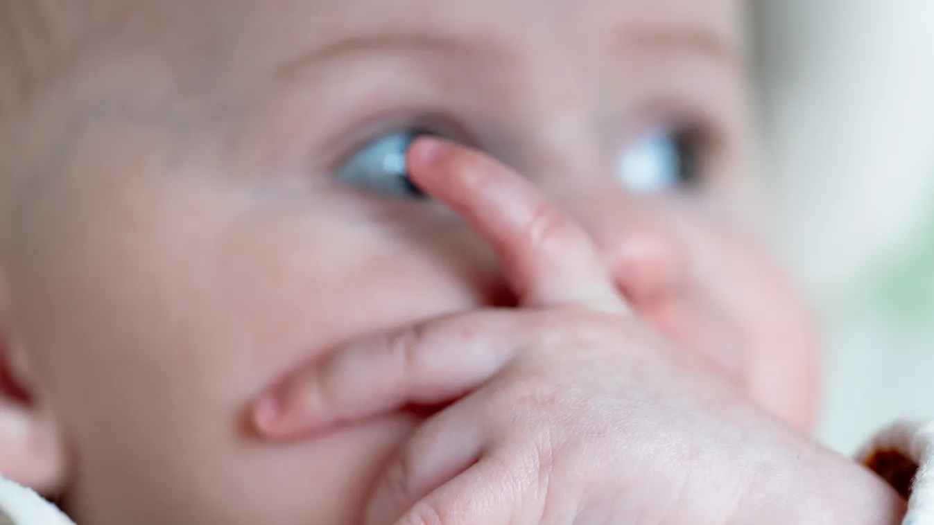  Arccal a vízben találták a 18 hónapos babát a szülei