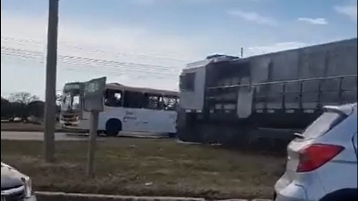 Sokkoló videón az újabb vonattragédia, utasokkal teli busz hajtott a sínekre