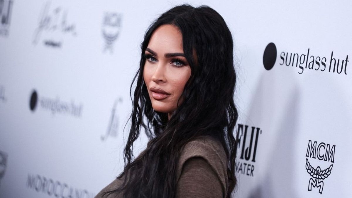 Megan Fox pucéran, olajos testtel jelentette be: ismét babát vár