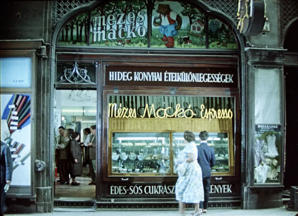 1959 - BUDAPEST V., KÍGYÓ UTCA 4., MÉZES MACKÓ BÜFÉ. FILMKOCKA AZ ÉN VÁROSOM CÍMŰ FILMBŐL / Fortepan / Szabó Gábor

