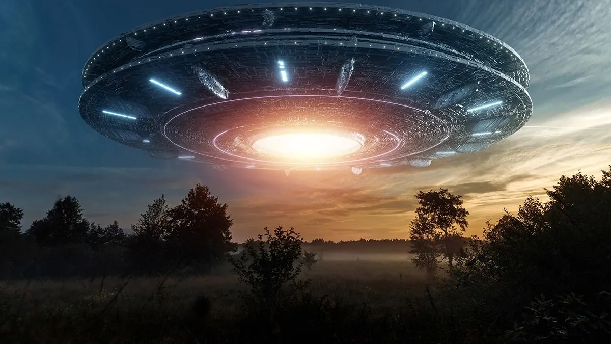 Ufo,,An,Alien,Saucer,Hovering,Above,The,Field,In,The