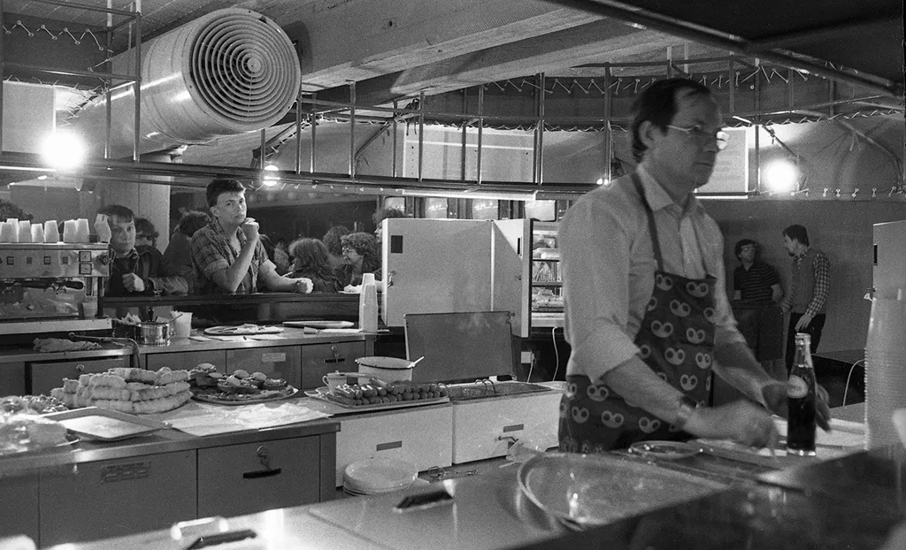 1985 - BUDAPEST XIV., VÁROSLIGET, ZICHY MIHÁLY ÚT 14., PETŐFI CSARNOK, BÜFÉ / Fortepan / Urbán Tamás

