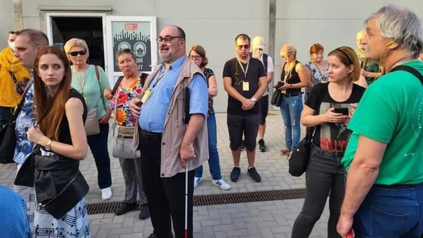 Andi vakoknak olvas fel önkéntesként