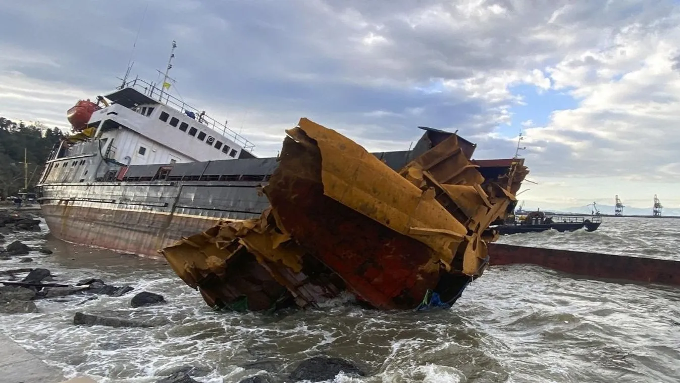 Kettétépett egy teherhajót a vihar Törökország partjainál