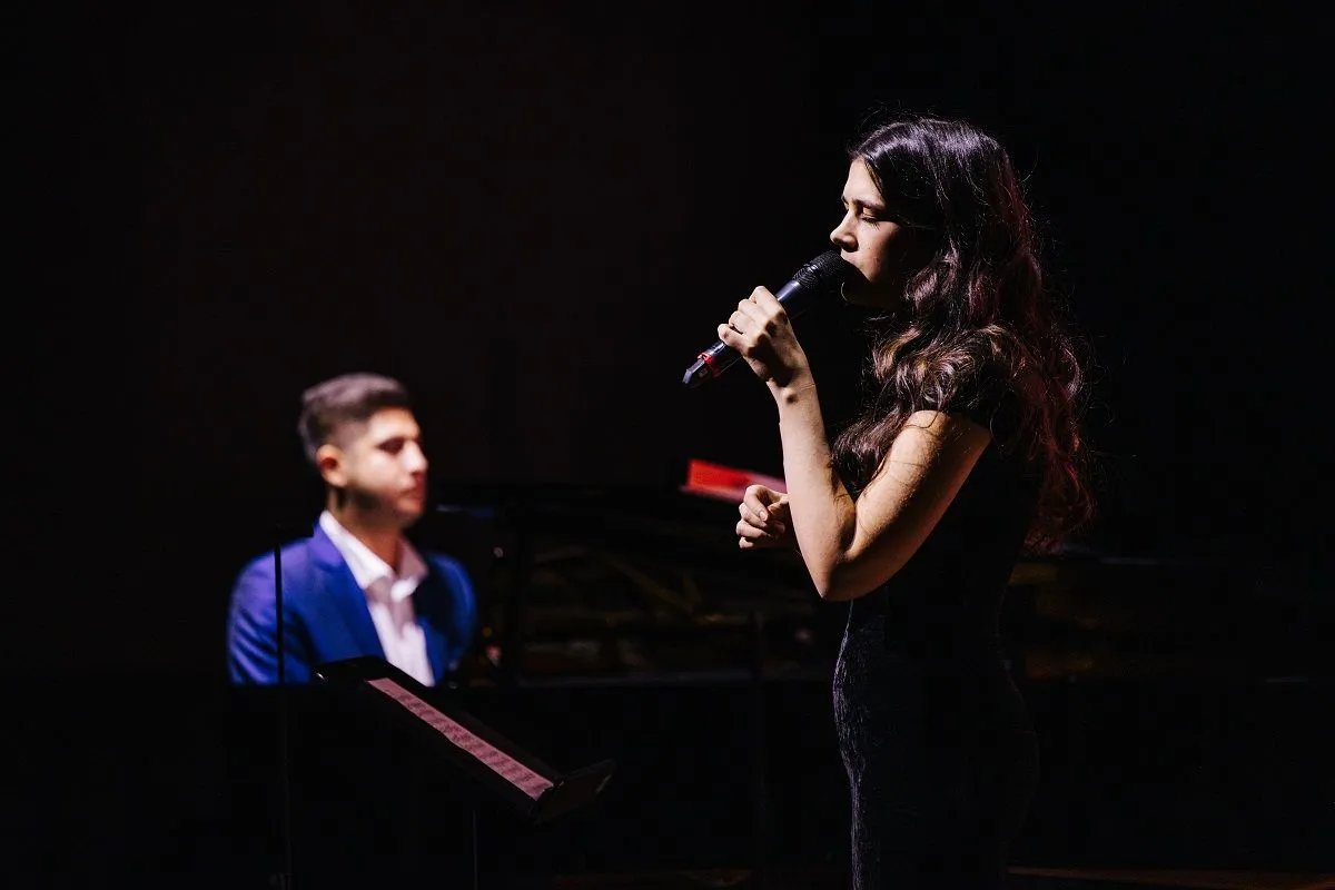 Horváth Balázs tavalyi díjazott és Nagy Emma idei Junior Prima-díjas dzsesszénekes előadása 