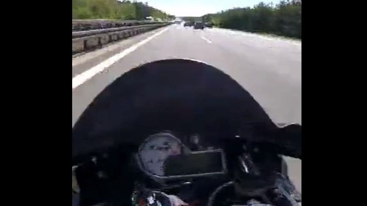 Megrázó videó: 299-cel ütközött autónak az autópályán száguldozó 21 éves motoros