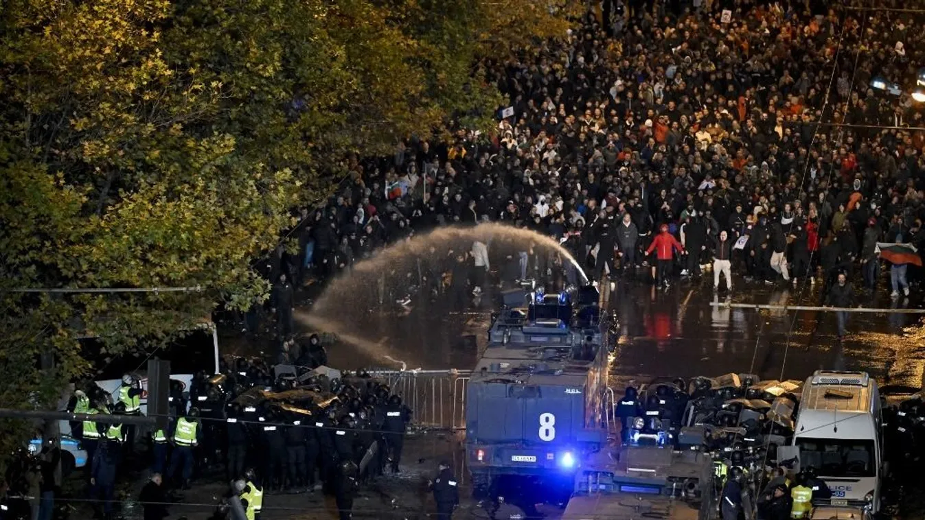 Óriási botrány, vízágyúval oszlatnak a rendőrök