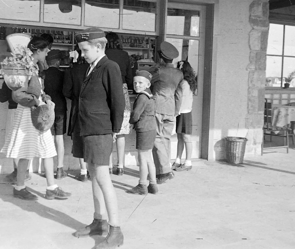 1948 - BUDAPEST XII., SZÉCHENYIHEGY GYERMEKVASÚT (ÚTTÖRŐVASÚT) VÉGÁLLOMÁS / Fortepan / Magyar Rendőr

