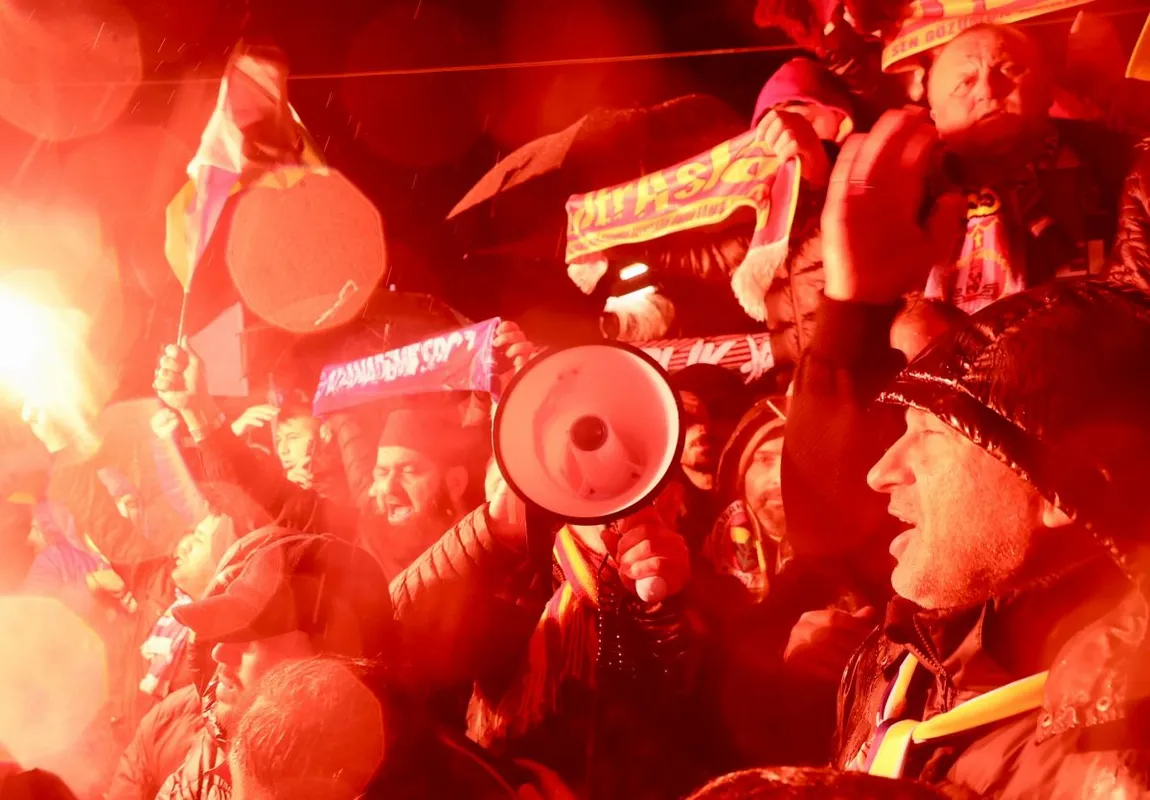 Football fan groups protest against Israel