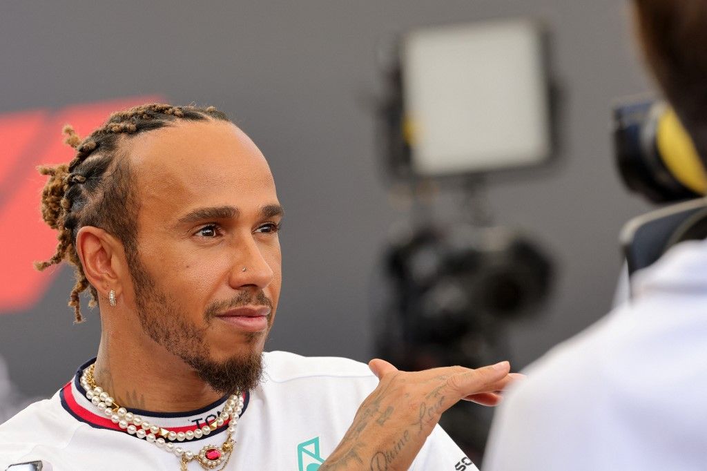 Lewis Hamilton cáfolja, hogy kereste a kontaktot a rivális csapatokkal, mielőtt maradt volna a Mercedesnél