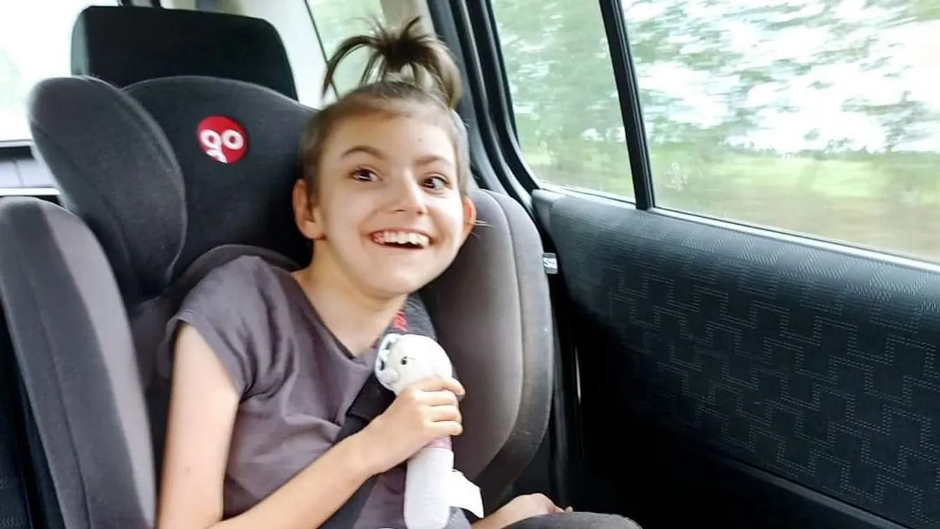 Ilyen babakocsi kéne a ritka betegséggel küzdő Karolának