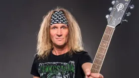 A Tankcsapda is az izomsorvadásos Ádint támogatja - Lukács Laci legendás gitárjára lehet licitálni