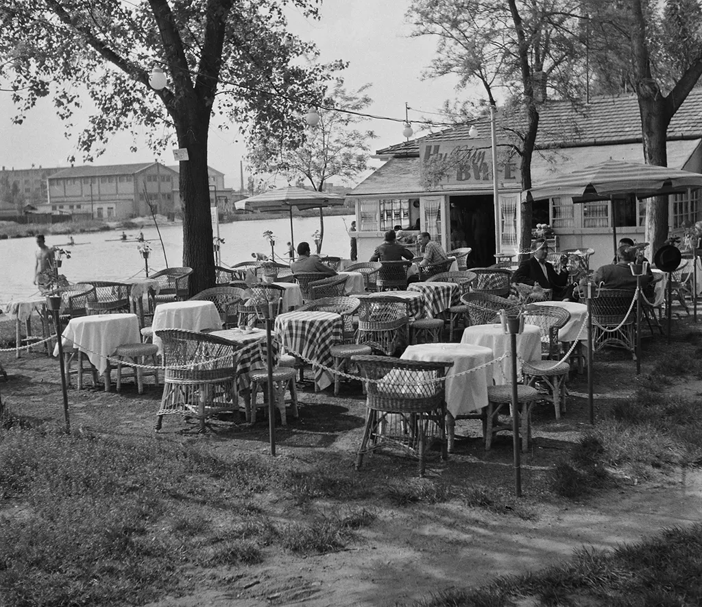 1959 - BUDAPEST XX. A RÁCKEVEI (SOROKSÁRI)-DUNA PARTJA, A HULLÁM BÜFÉ A VIZISPORT UTCAI HULLÁM CSÓNAKHÁZNÁL / Fortepan / Bauer Sándor

