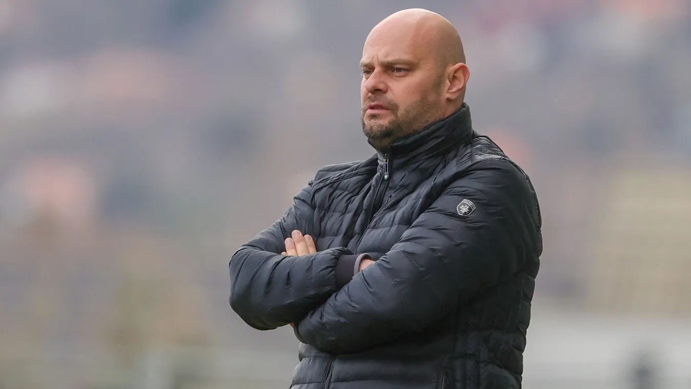 Egyelőre öt találkozóra kapott bizalmat.