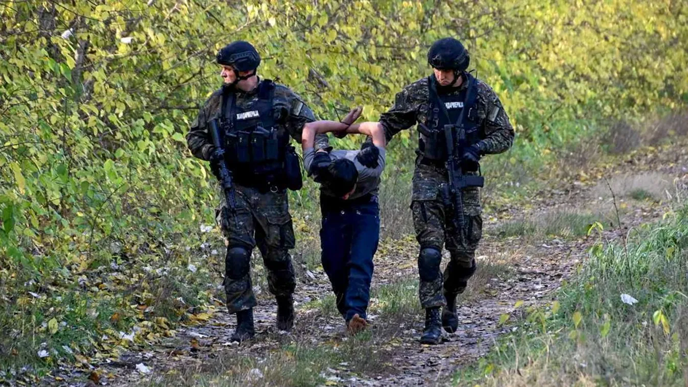 Fegyvert fognak a migránsok a helyi lakosokra a határnál