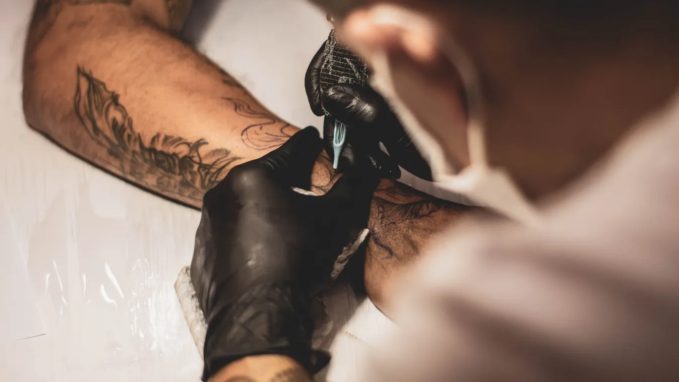 Csak kalap és csizma: meztelen képet villantott a kebelcsoda