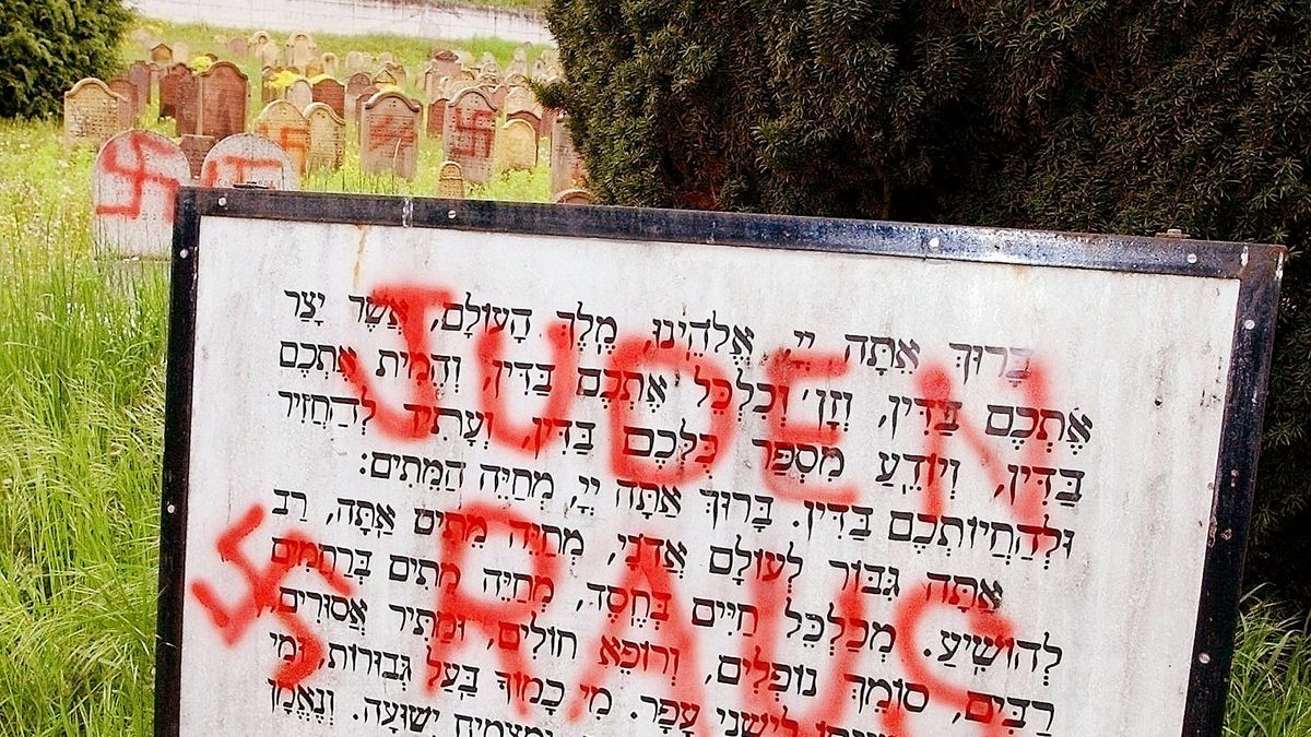 Horogkeresztekkel gyaláztak meg egy zsidó temetőt Ausztriában – Ripost
