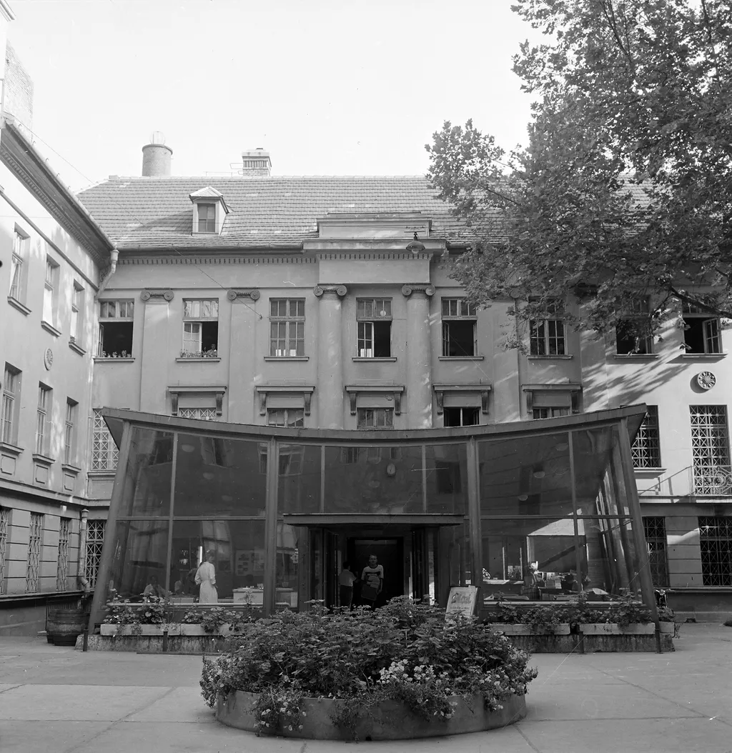 1959 - BUDAPEST VIII., BRÓDY SÁNDOR UTCA 5.-7. UDVARA, A MAGYAR RÁDIÓ BÜFÉJE, A PAGODA / Fortepan / Szalay Zoltán

