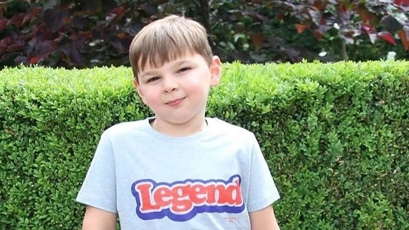 A kisfiú, akiért az egész ország imádkozik: a műtét után mankó nélkül járhat az amputált lábú harcos