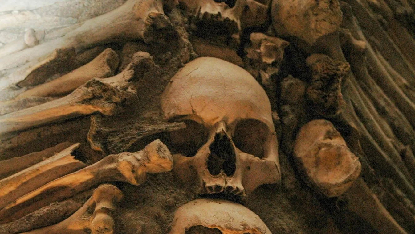 Lemerészkedtek a Párizs alatt lévő katakombákba