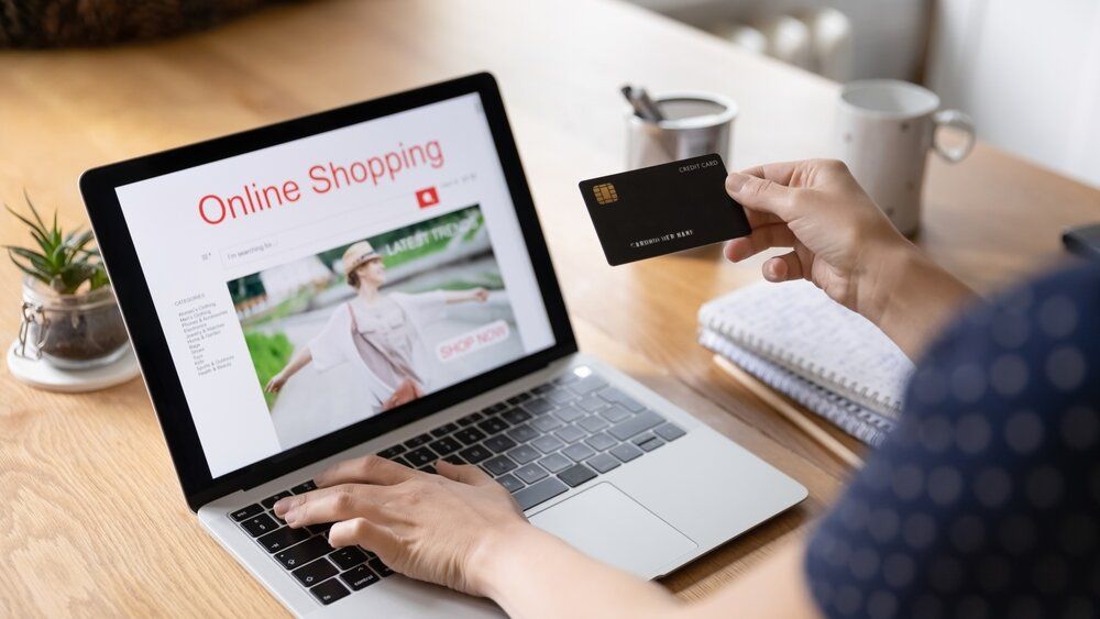 webshop, shopping, vásárlás, laptop, bankkártya, erre figyeljünk online vásárlásnál, apróhirdetés
