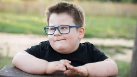 „Egymaga nem tud életben maradni, mert halálra eszi magát!” – Genetikai eredetű falánkság sújtja a 4 éves kisfiút – Videó!