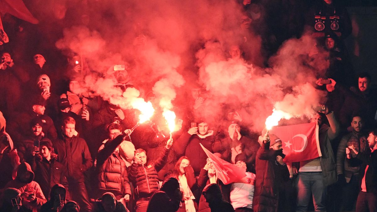 Náci karlendítés, petárdás támadás, letartóztatások a berlini német-török meccs után