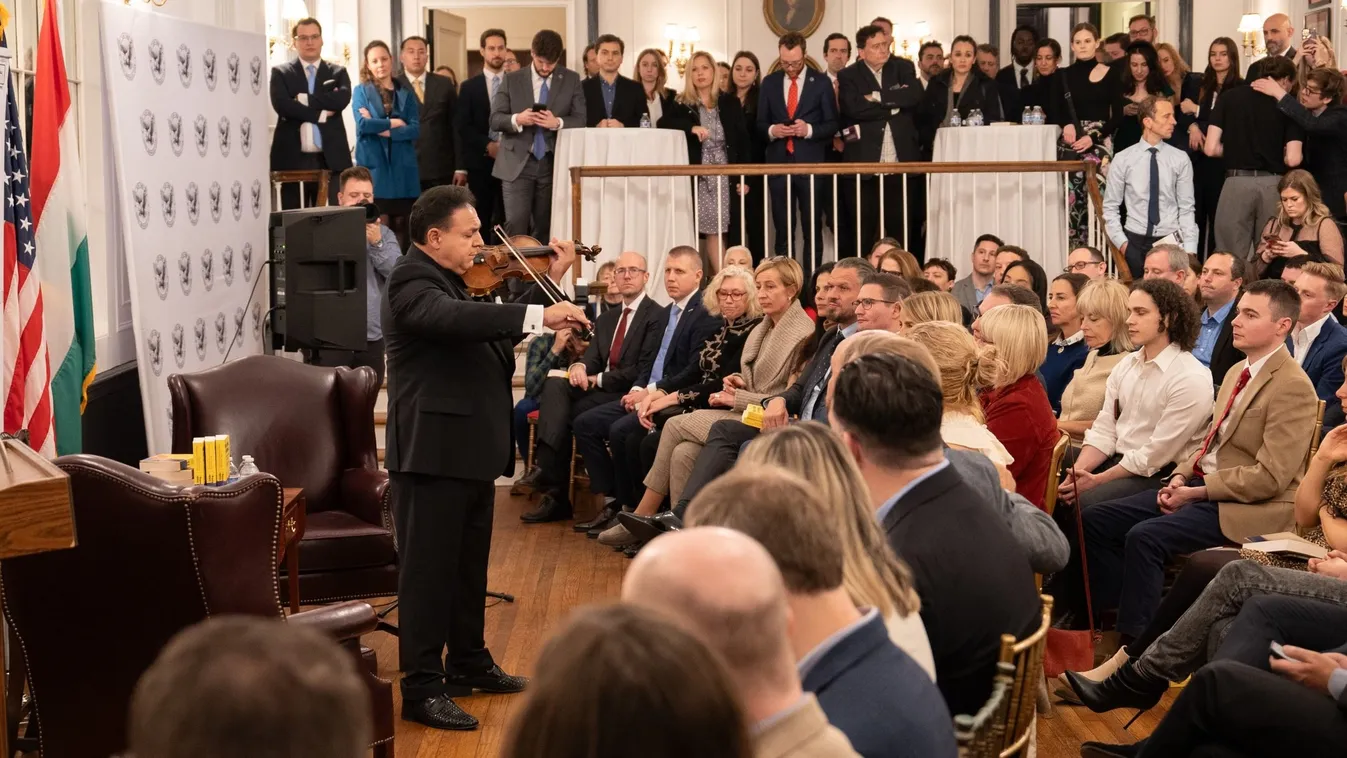 Mága Zoltán hegedült az Orbán Viktorról szóló könyvbemutatón