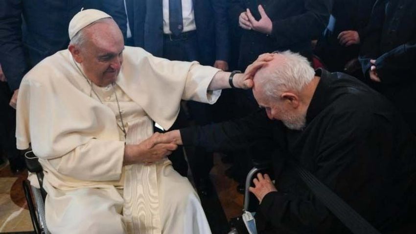 A szegedi pap egy csapásra országosan ismert lett, miután Ferenc pápa odament hozzá, és megcsókolta a kezét / Fotó: 