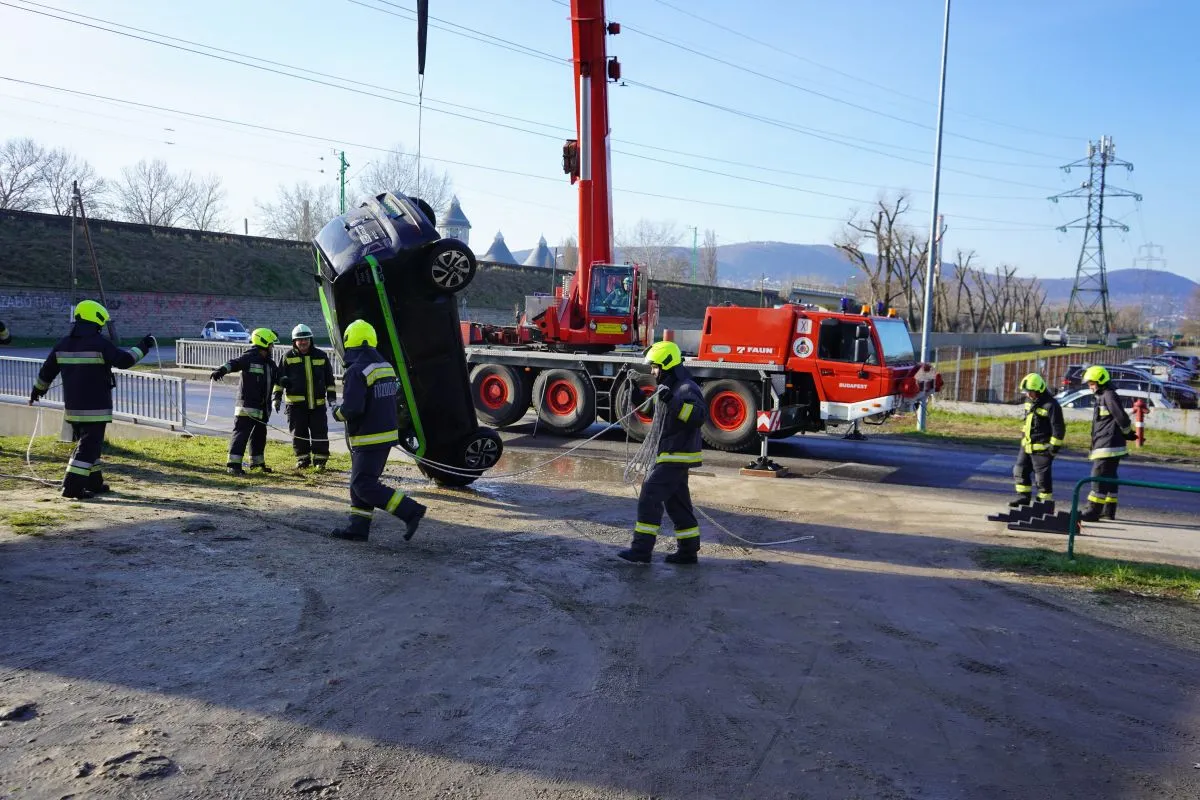 Patakba csúszott egy autó a főváros III. kerületében