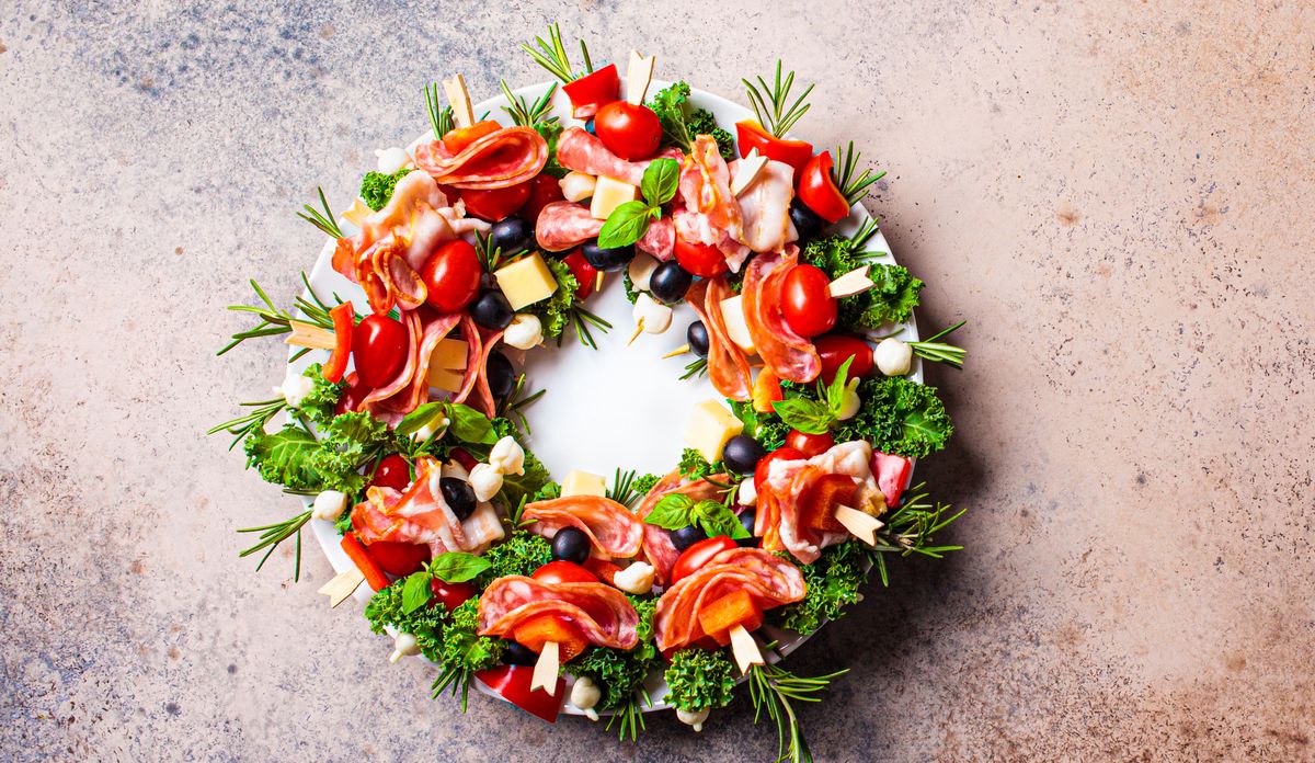 Christmas,Wreath,Of,Festive,Snacks.,Cheese,Canapes,With,Vegetables,And