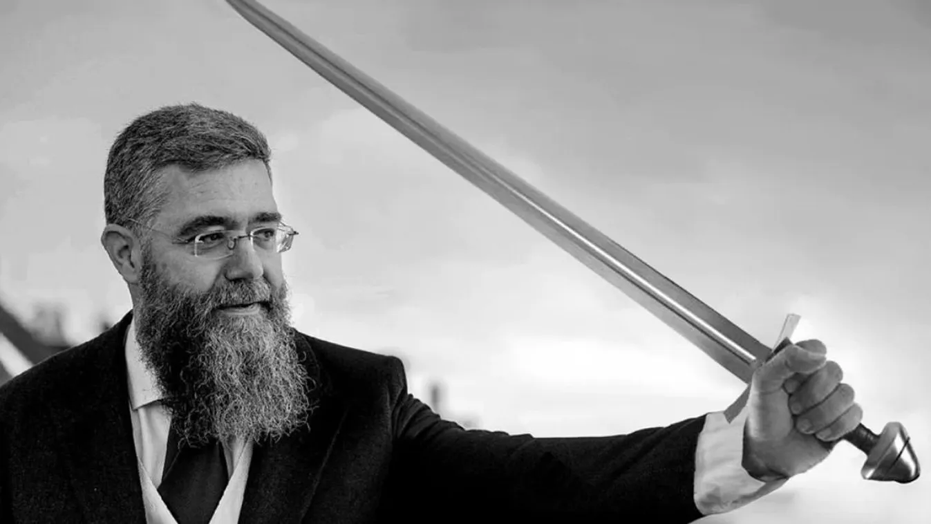 Középkori karddal kergette el a házába betörő migránsokat