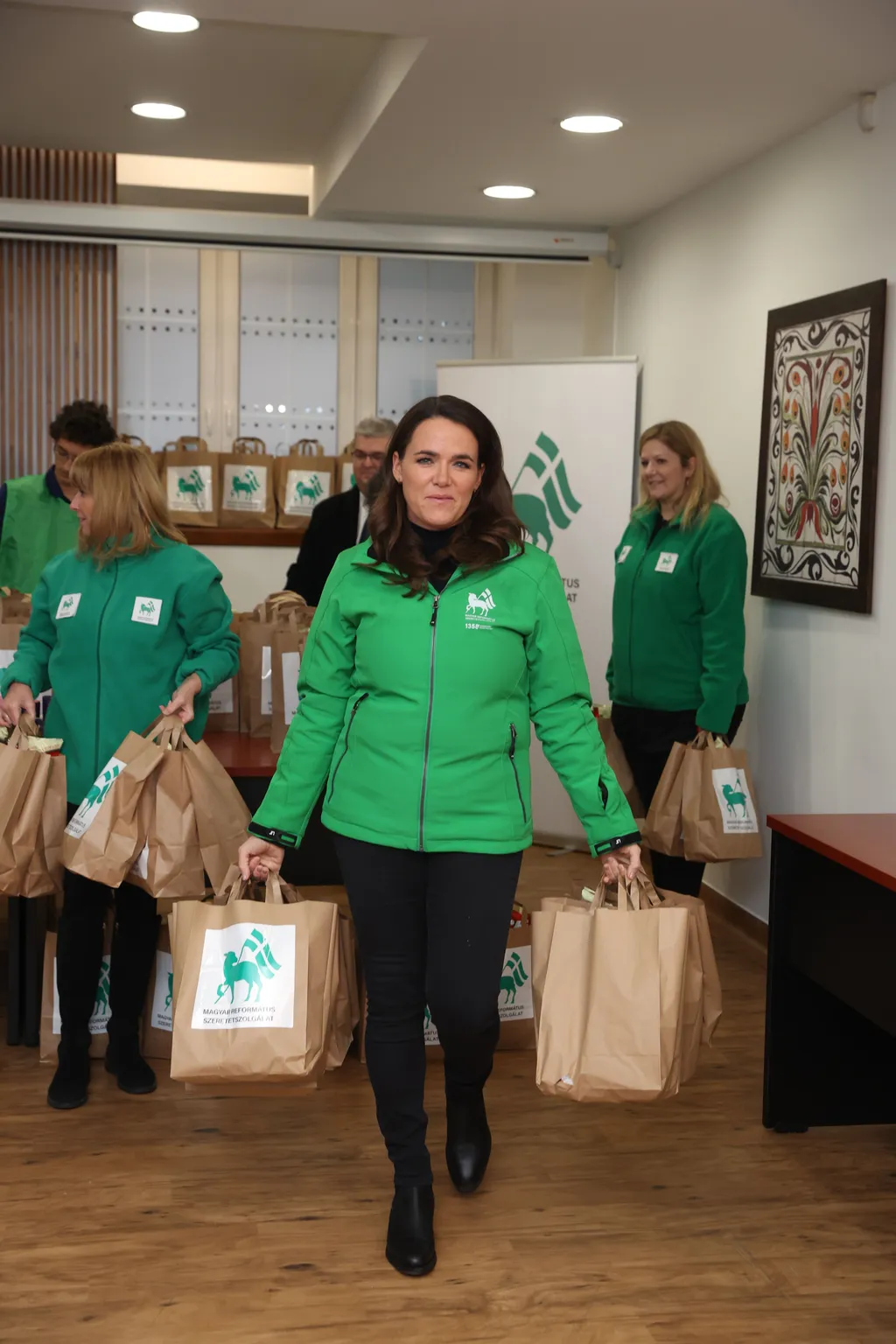 Novák Katalin hajléktalanokat segít