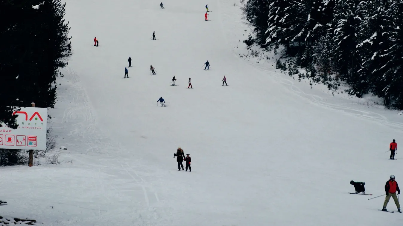 Medve rontott a síelőkre egy síparadicsomban
