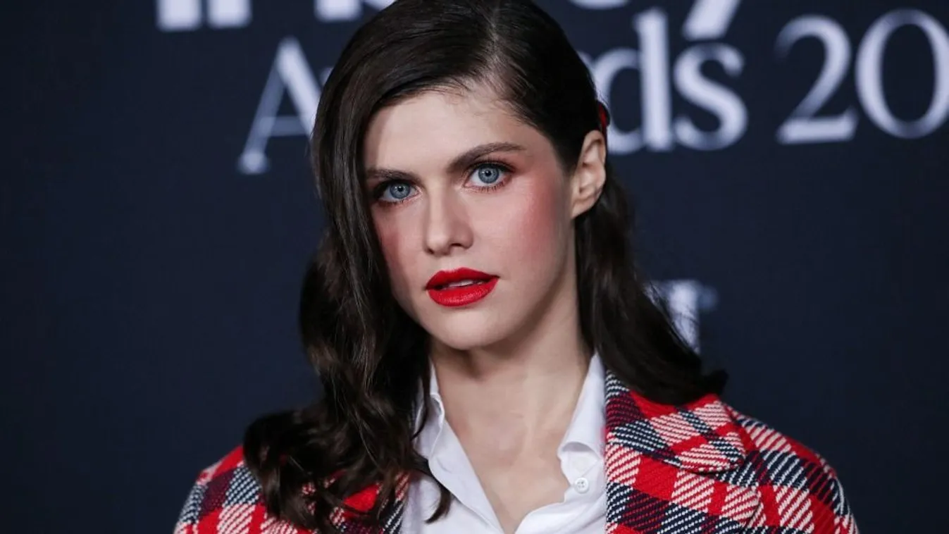 Kis híján kibuggyantak Alexandra Daddario hatalmas mellei