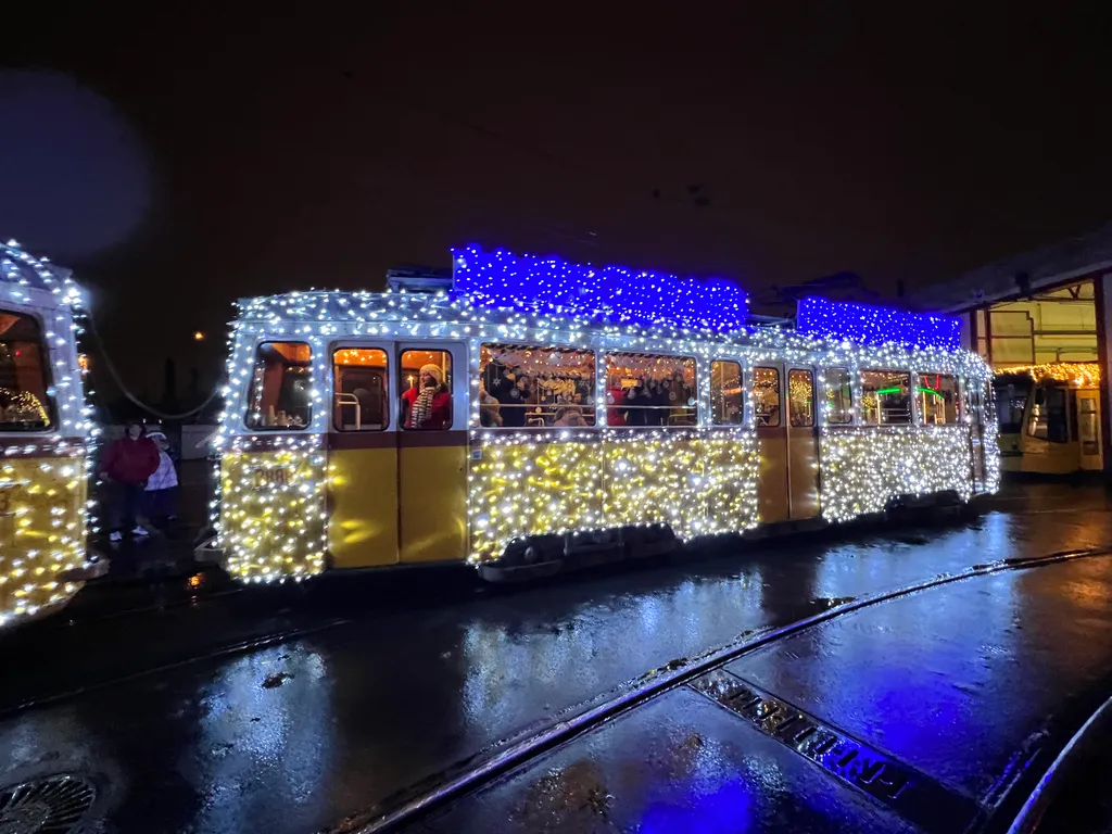 fényvillamos, adventi villamos, busz, ünnep, advent