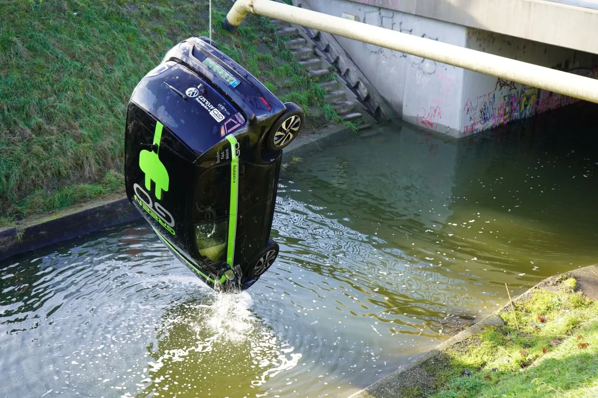 Patakba csúszott egy autó a főváros III. kerületében