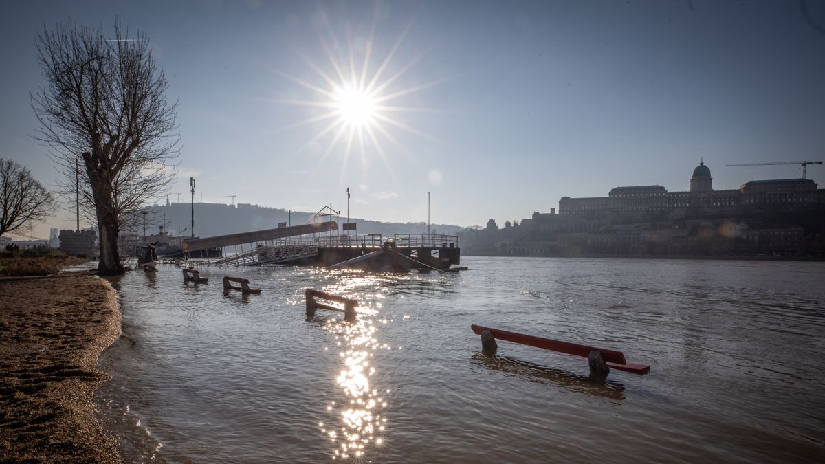 Fokozódik az árvízhelyzet Budapesten, már játszóteret is elöntött a Duna