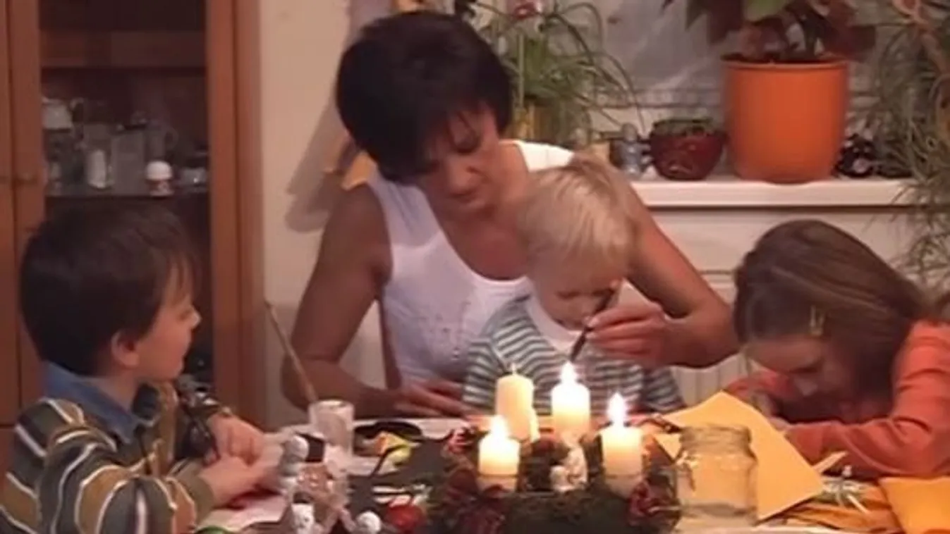 Régi felvételeket mutat Szandi a gyermekeiről karácsonykor