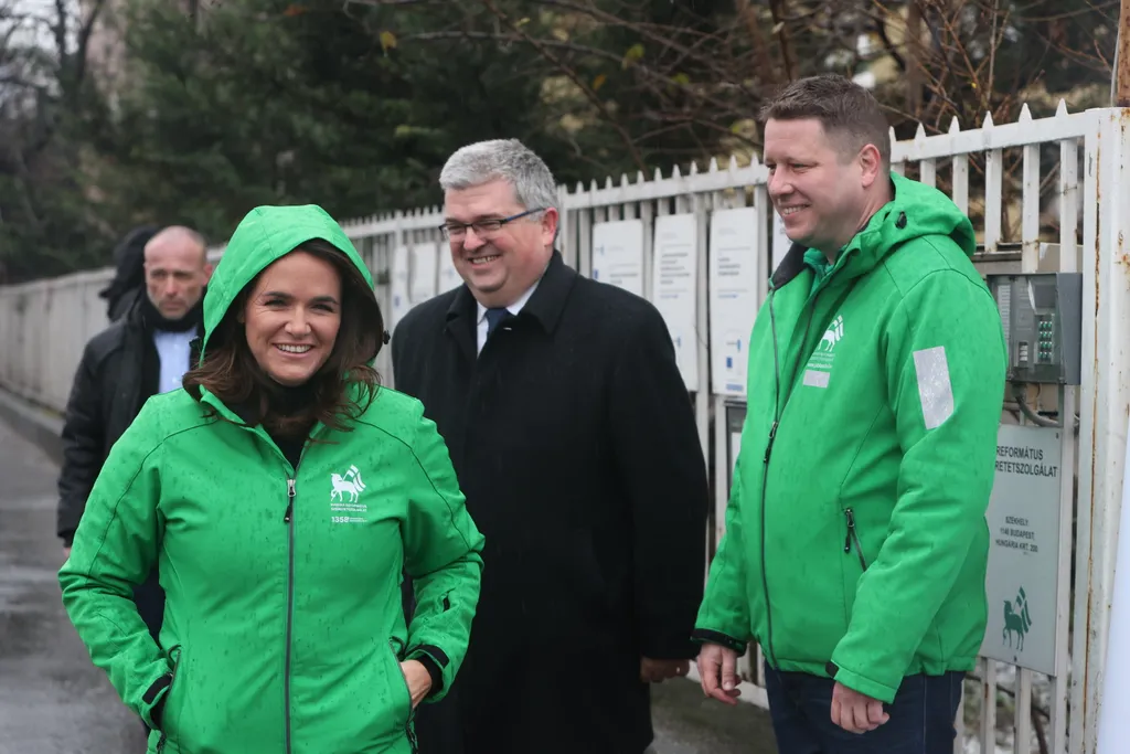 Novák Katalin hajléktalanokat segít