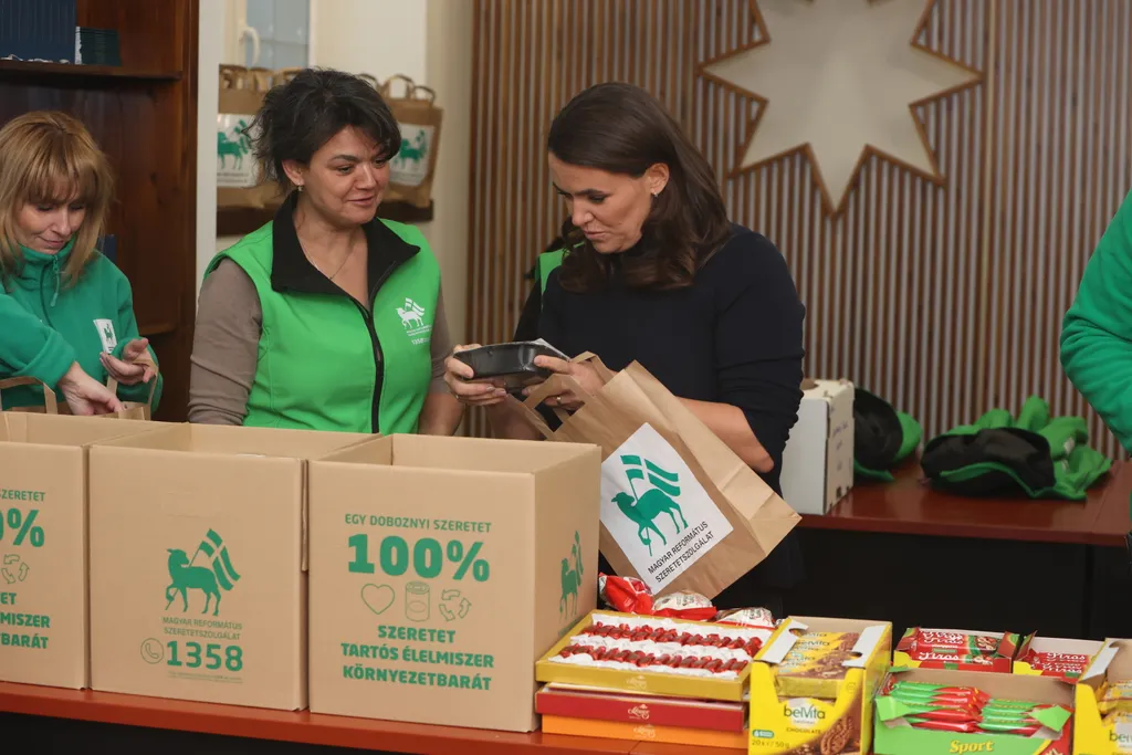 Novák Katalin hajléktalanokat segít