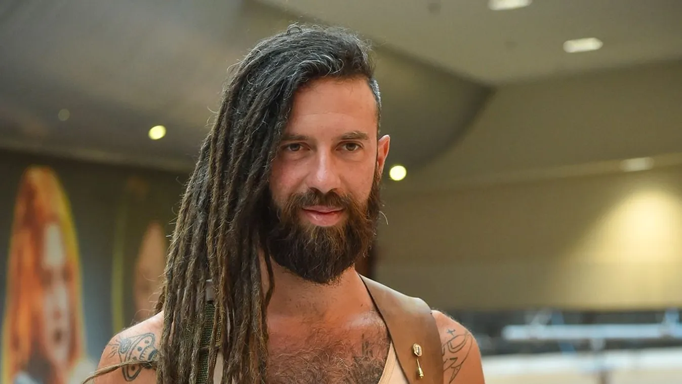 Megint hatalmas kár érte az énekest - Fotó