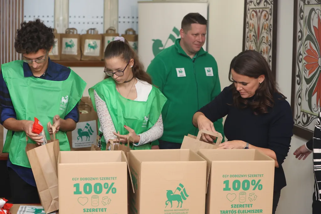 Novák Katalin hajléktalanokat segít