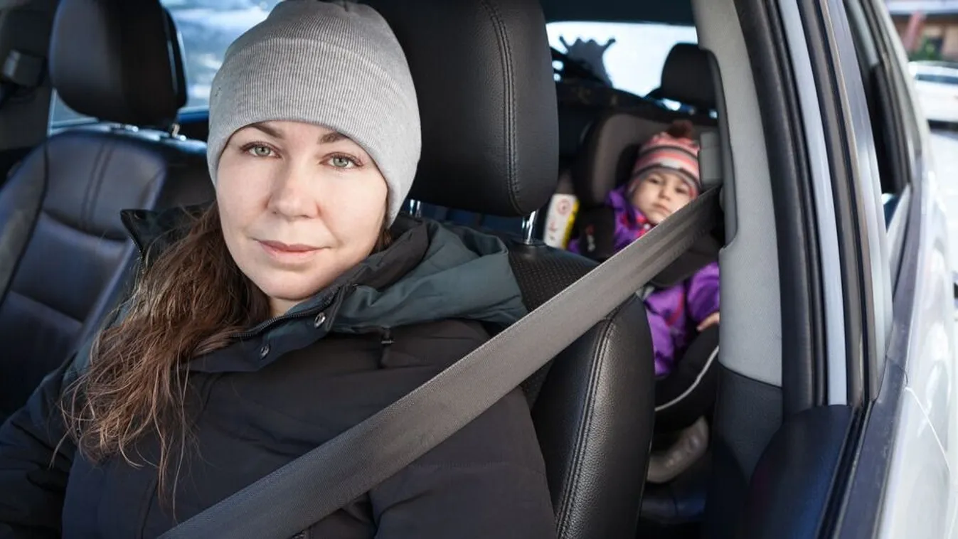 Ezért ne ülj autóba kabátban: nagy baj lehet belőle