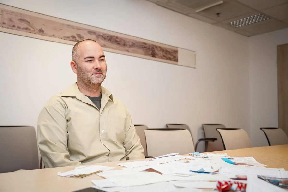 Árpád több mint száz sorozat, illetve tömeggyilkossal levelezik 