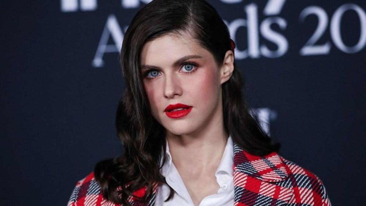 Kis híján kibuggyantak Alexandra Daddario hatalmas mellei, brutáldögös ruhát viselt a szexi színésznő