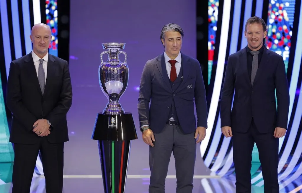 Marco Rossi (balra), mellett az Eb-trófea és Murat Yakin svájci, Julian Nagelsmann német szövetségi kapitány
