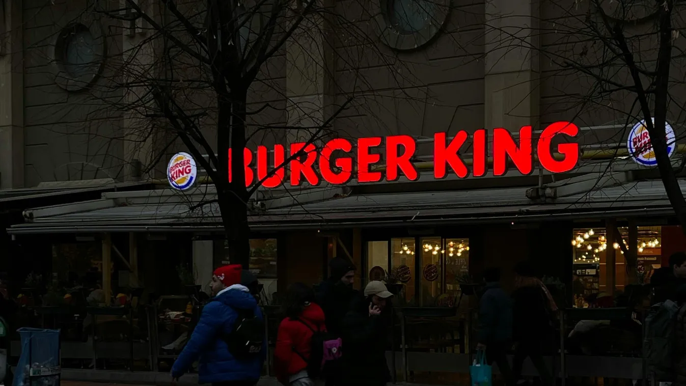 Holtan találtak egy férfit a Burger King előtt
