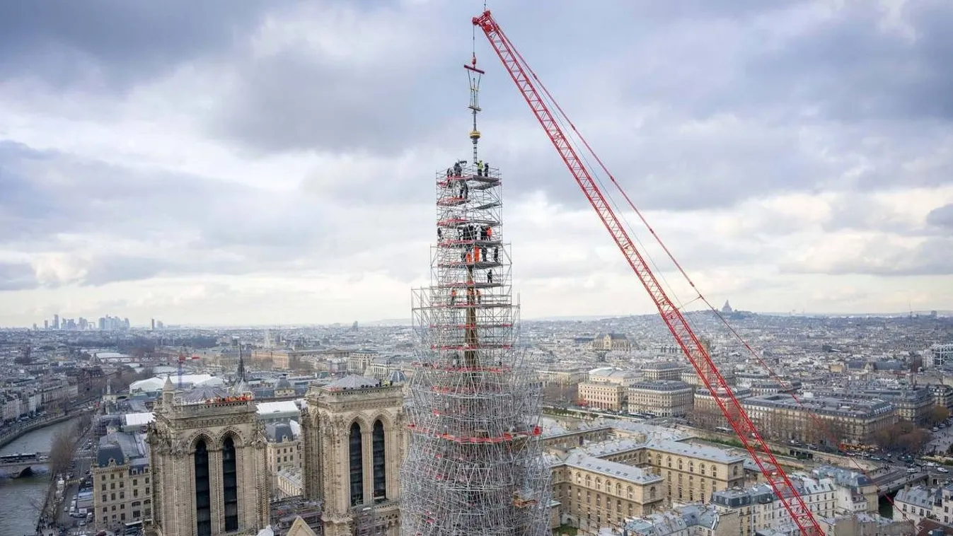 Visszakerült a kereszt a párizsi Notre-Dame csúcsára!