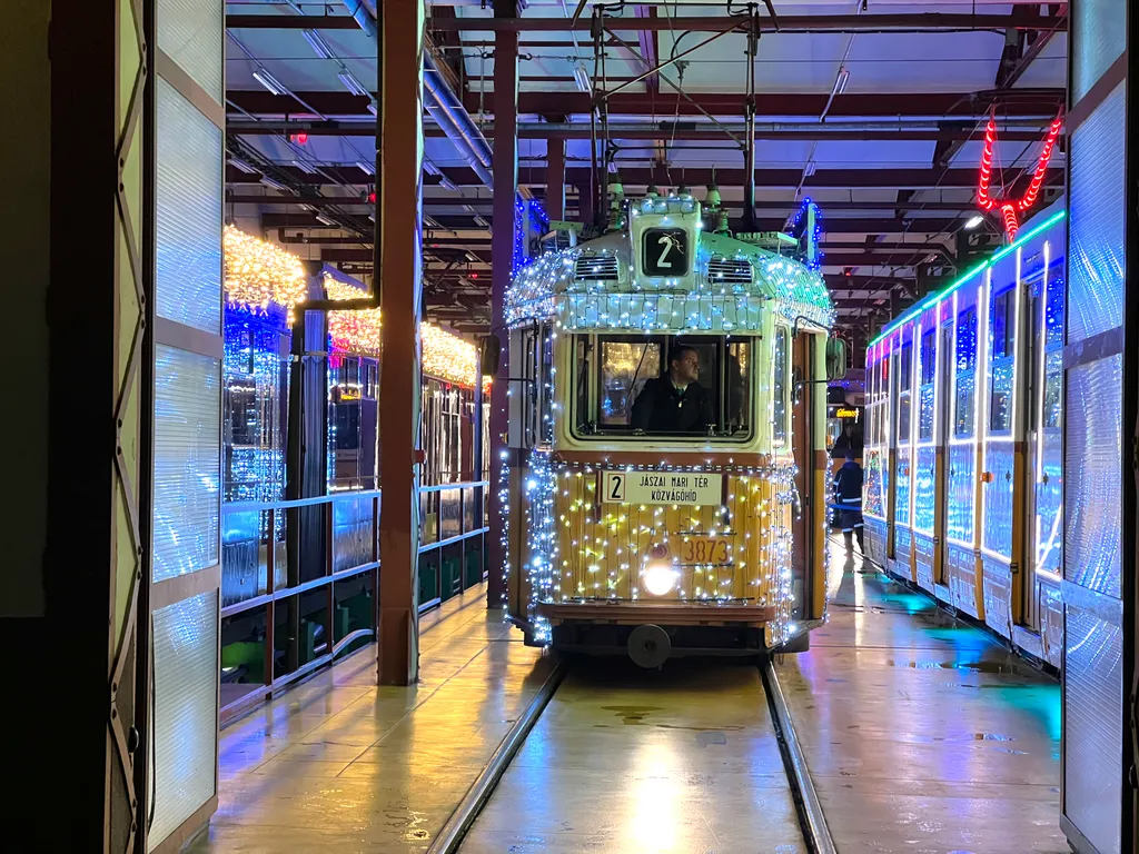 fényvillamos, adventi villamos, busz, ünnep, advent